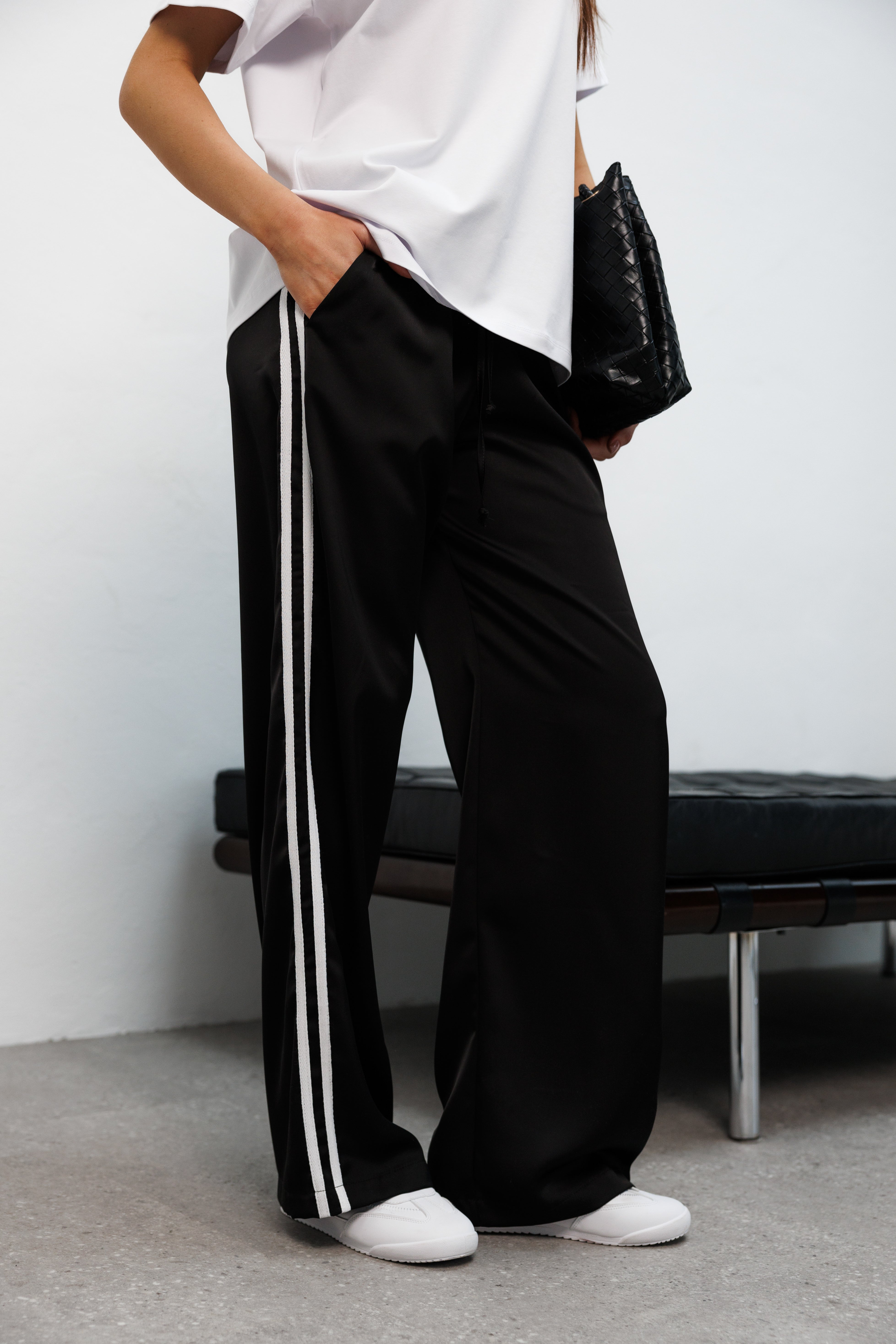 Сатинові штани з лампасами чорний