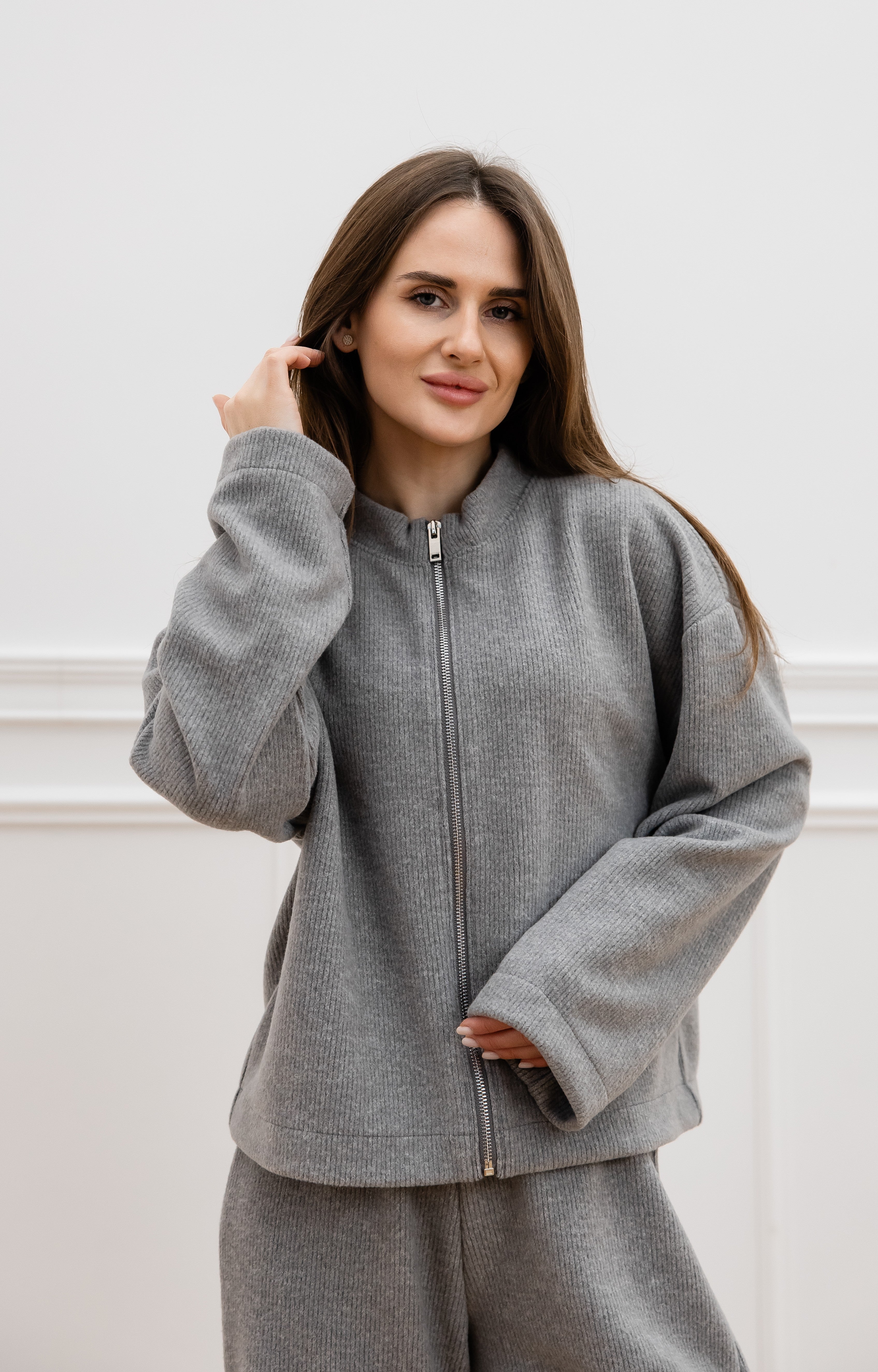 Костюм вʼязаний сірий