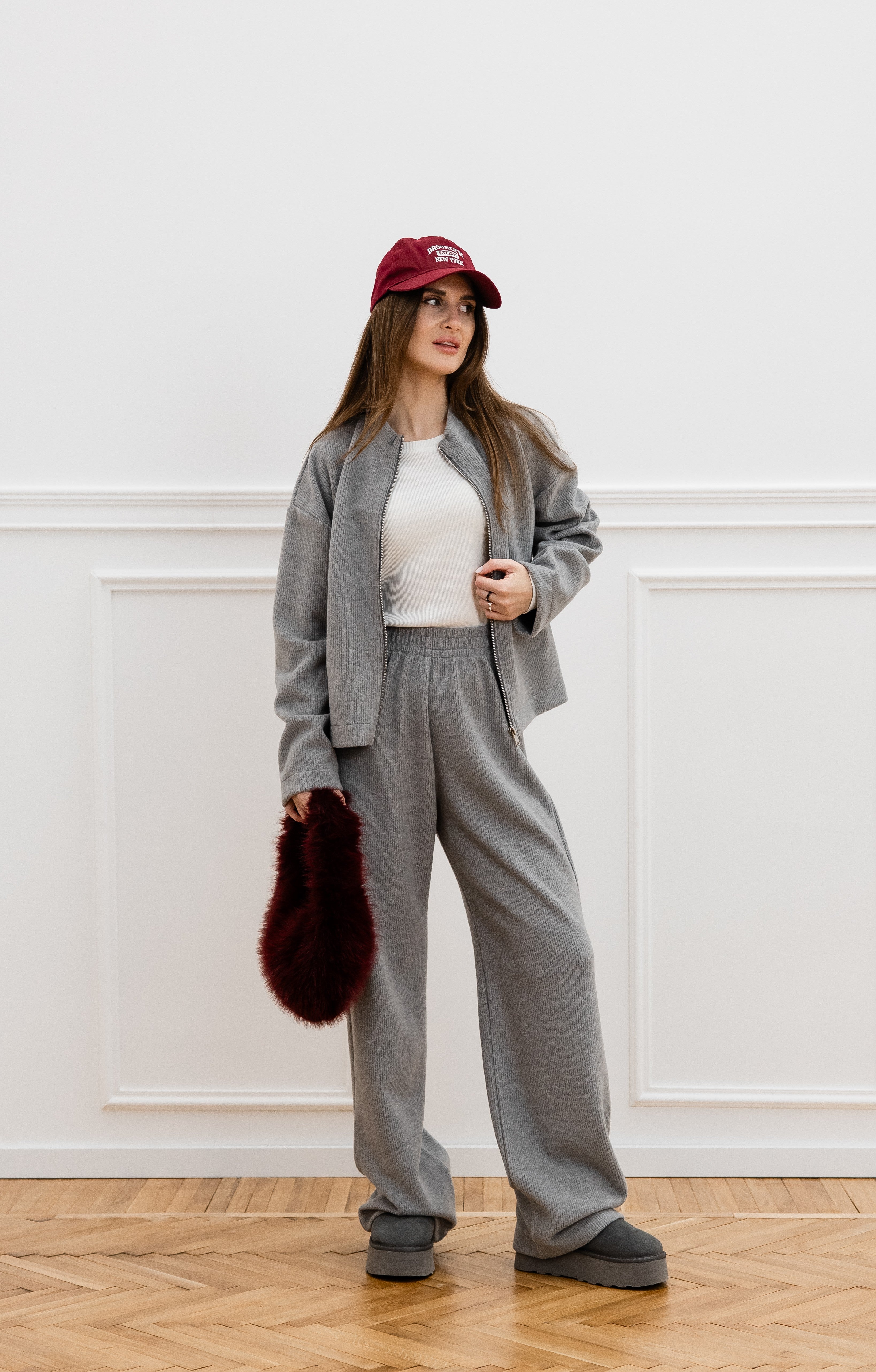 Костюм вʼязаний сірий