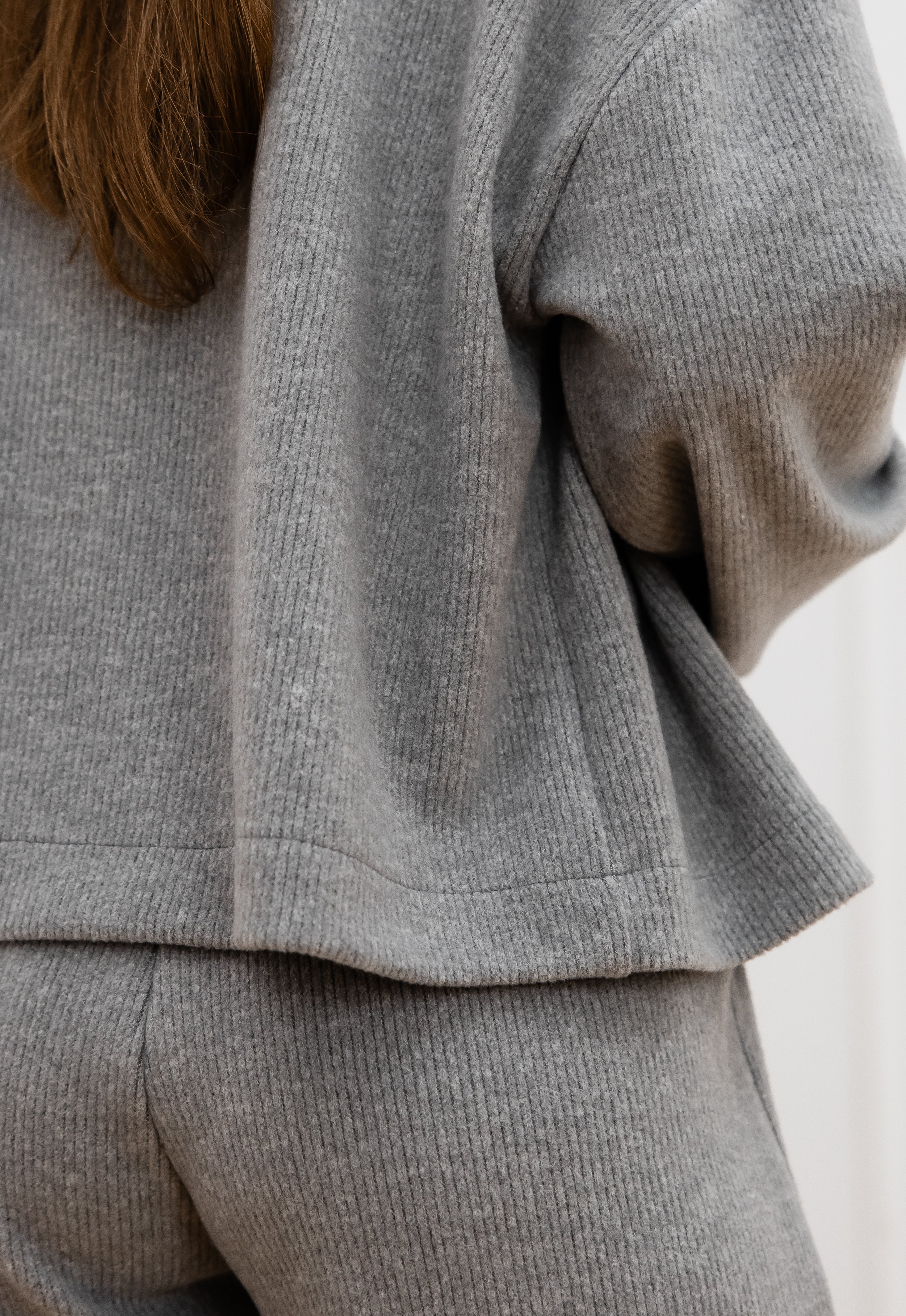 Костюм вʼязаний сірий