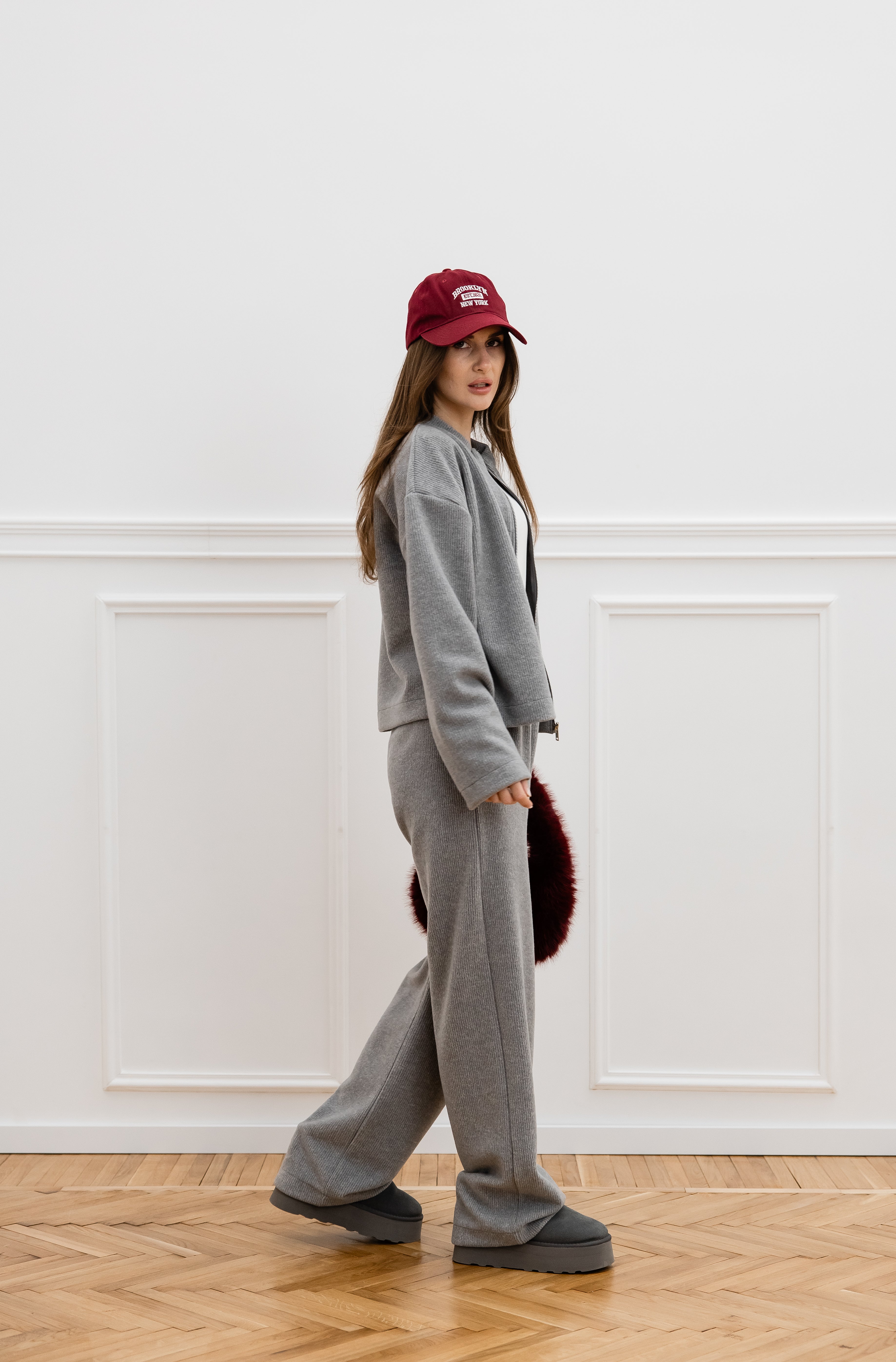 Костюм вʼязаний сірий