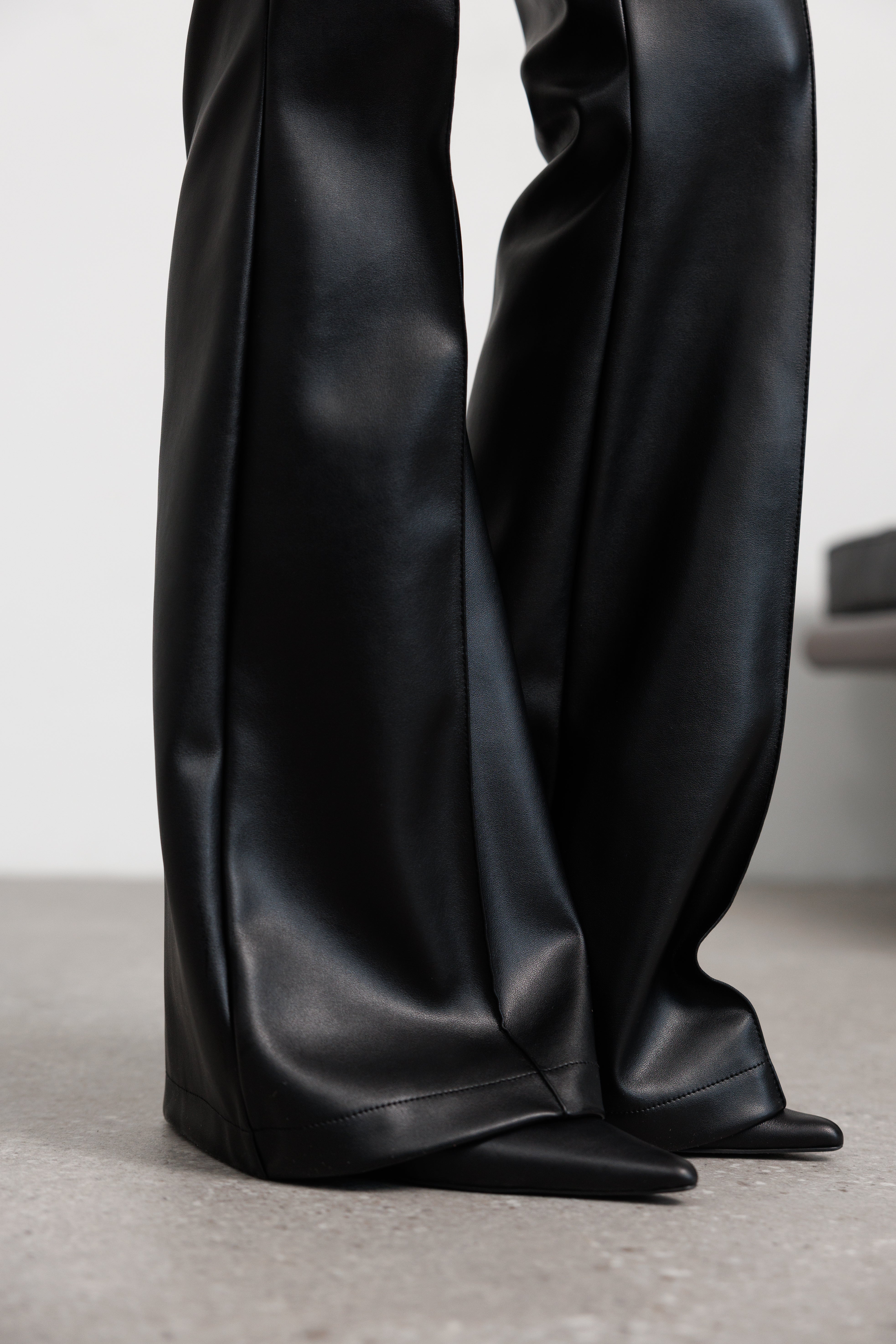 Штани з еко-шкіри чорний